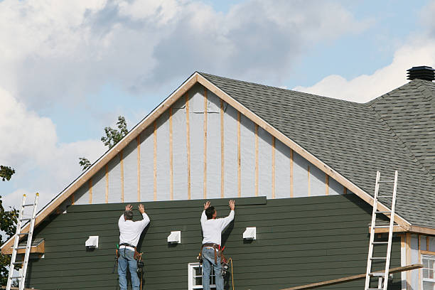 Professional Siding Replacement technician working in Raymond, WA